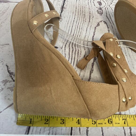 Torrid Sandals Womens 9WW Studded Platform Wedge Tan Beige Open Toe Shoe - Picture 8 of 10
